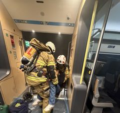 Brandmän hjälper skadad_övning