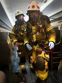 Brandmän arbetar ombord på tåg_övning