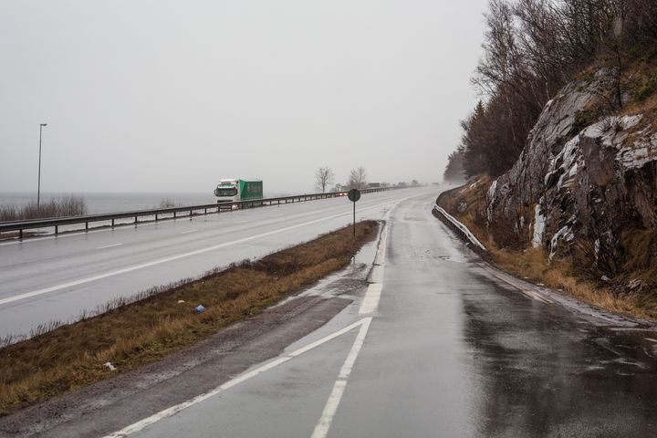 Nu är det dags att vara extra uppmärksam i trafiken. Svarthalka och ishalka kan snabbt göra vägarna förrädiskt hala och öka risken för olyckor.