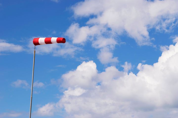 Under söndagen väntas blåsigt väder och tidvis kraftigt regn, vilket kan påverka framkomligheten på både vägar och järnvägar.