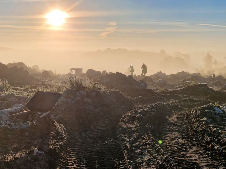Utgrävningarna i Södermanland berör bland annat fornlämningar från den yngre järnåldern för cirka 1000-1500 år sedan.
