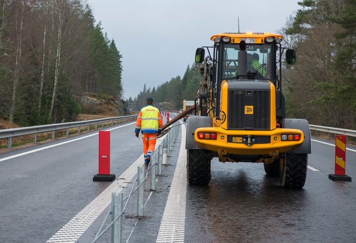 Vägen blir mötesfri med mitträcke och en hastighet 100 km/tim