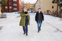 Håkan Forsell och Dan Hallemar besöker alltid städerna de sedan berättar om. Foto: Simon Johansson