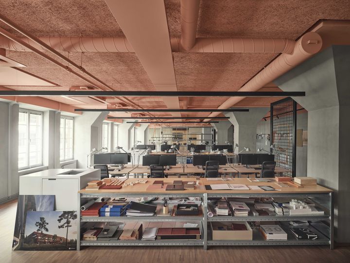 Vit%20var%20en%20bannlyst%20kul%F6r%20f%F6r%20arkitekterna%20p%E5%20Tengbom.%20Inredningen%20f%E5r%20en%20varm%20k%E4nsla%20av%20det%20rosa%20innertaket.