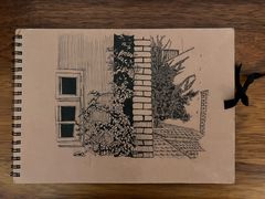 ”Trnava Sketchbook” är en skiss av Suha Hasan från 2024. Hon skapade den under sin allra första residency, som hjälpte henne att reflektera över sin praktik och göra sig en föreställning av vad hon ville ägna sig åt.