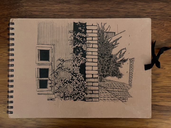 %u201DTrnava%20Sketchbook%u201D%20%E4r%20en%20skiss%20av%20Suha%20Hasan%20fr%E5n%202024.%20Hon%20skapade%20den%20under%20sin%20allra%20f%F6rsta%20residency%2C%20som%20hj%E4lpte%20henne%20att%20reflektera%20%F6ver%20sin%20praktik%20och%20g%F6ra%20sig%20en%20f%F6rest%E4llning%20av%20vad%20hon%20ville%20%E4gna%20sig%20%E5t.