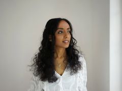 Suha Hasan är vinnare av Guldrummet 2025, Stockholms Arkitektförenings pris. Foto: Camille Zakharia