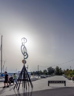 Konstverk av Katarina Löfström på Hamnplan i Sigtuna. Arkitekt: White arkitekter