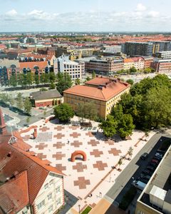 Rosa torget med sin mönstrade markbeläggning. Arkitekt: Föreningen Dansbana!
