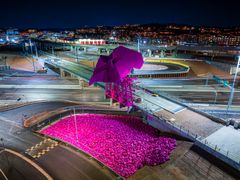 Chockrosa konstverket bLINK, Göteborg. Konstnär: Studio Katharina Grosse