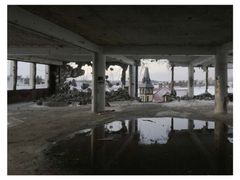 "Jordfästning" är också en fotodokumentation av den nu rivna Industribanken. Omkring en tredjedel av innehållet utgörs av författarens foton och av arkivbilder.