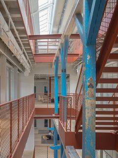 Verksamheten i i Snickeriet är samlad kring en central genomgående trappa. Den ger visuell kontakt och rörelse mellan våningsplanen.