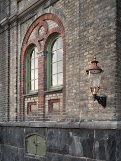 Som ett led i ombyggnaden av Kv. Jungfrun har flera igensatta fönster öppnats igen. Fönsterbågarna är nytillverkade enligt kartlagda förlagor.
