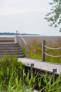 Juryn betonar de vackra och tåliga materialen samt det skickliga utförandet hos Framnäs strandpark.