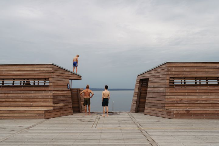 Framnäs strandpark vid Vänern är både ett besöksmål i sig och en länk i ett längre stråk som är starten för Lidköpings vattennära utveckling. Bakom vinnaren står landskapsarkitekter på Sydväst Arkitektur och Landskap och Liljewall Arkitekter samt beställaren, Lidköpings kommun.