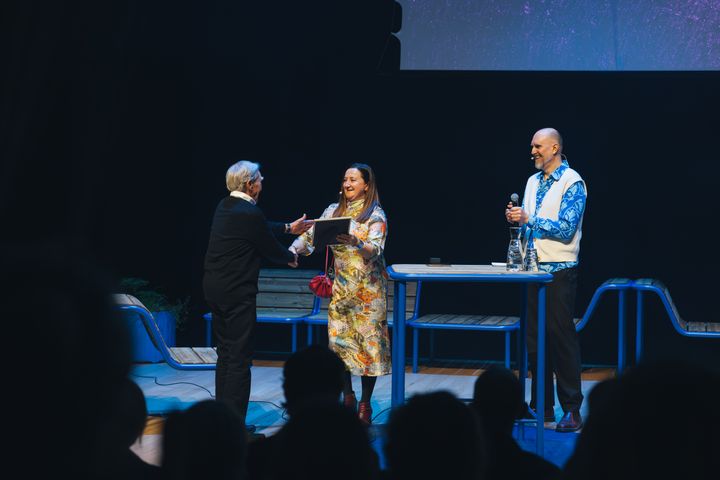 Vid ceremonin på Arkitekturgalan var Per Ahrbom närvarande, medan Jadwiga Krupinska deltog via en förinspelad film. Sveriges Arkitekters ordförande, arkitekt SAR/MSA Emina Kovacic delade ut utmärkelsen. I bakgrunden konferencier Fritte Fritzson.