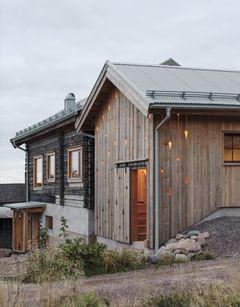 Mönstret i fasadpanelen på fritidshuset i Fryksås är inspirerat av vävda Moraband.