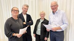 Sveriges Arkitekters förbundsordförande Emina Kovacic (tv) och Structorstiftelsens ordförande Per Flatvad (th) signerar samarbetsavtalet om förbundets arkitekturpriser. I mitten förbundsdirektör Tobias Olsson och senior rådgivare Katarina O Cofaigh, båda Sveriges Arkitekter