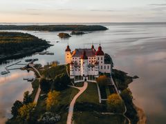 Läckö Slott med Tjuholmen i bakgrunden