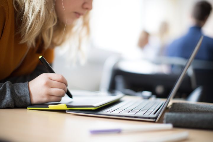 Oroande trend i skolan: Flickors skolresultat sjunker