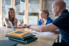 Lärare alltmer positiva till yrket – trots stress. Det visar den internationella enkätundersökningen Talis 2024.