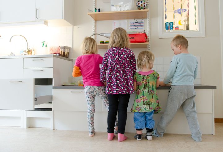 Fyra barn leker inne på en förskola