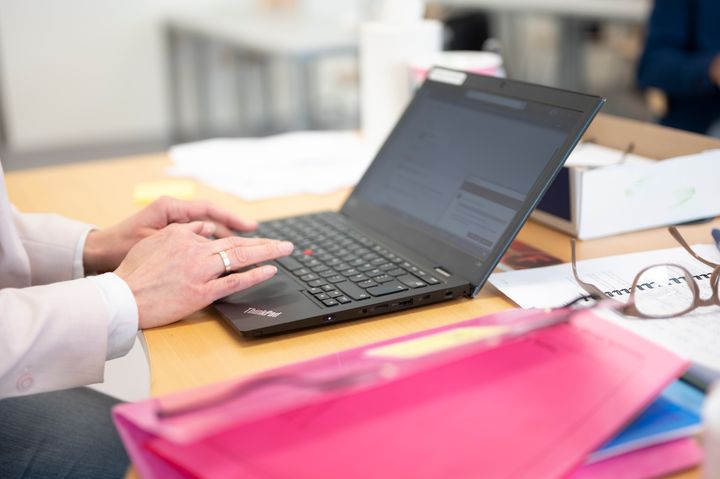 Skolverket följer genom myndighetens lärarpanel upp hur lärare i grundskolan, förskoleklass och fritidshem använder och hanterar AI i undervisningen.