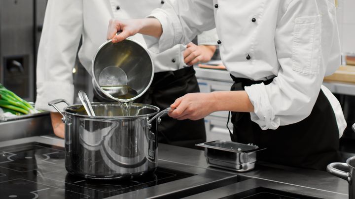 Elever under en lektion på restaurang- och livsmedelsprogrammet.