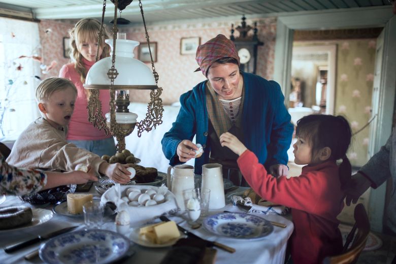 Guests experiencing a Holy Saturday in the 1920s in Skåne farmstead at Skansen