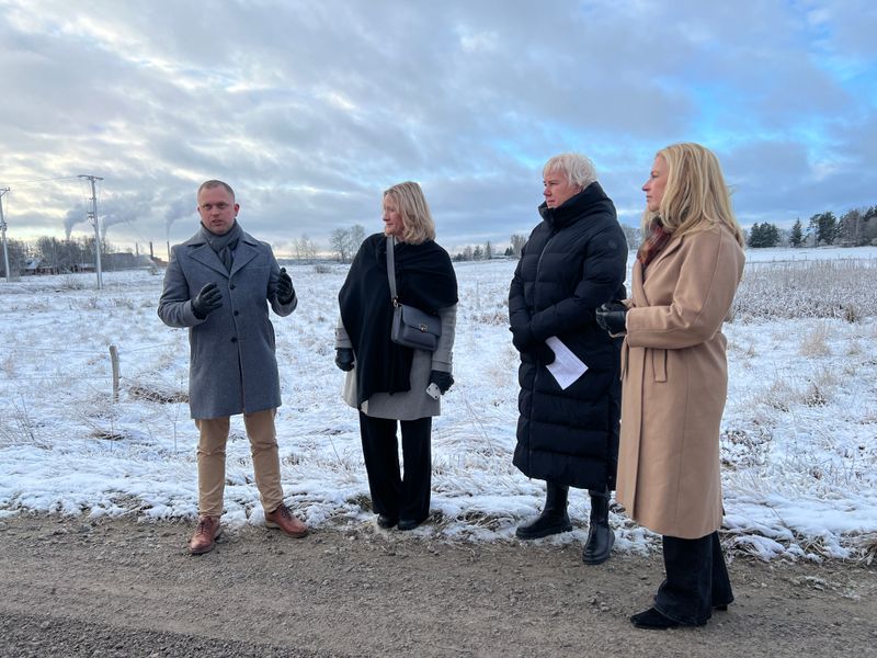 Stefan Erikson (M), Liselotte Fager (KD), Kristina Edlund (S) och Cecilia Helber (LL) under torsdagens pressträff vid Distorp utanför Linköping.