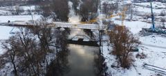 Den 127 meter långa bron, med en vikt på 218 ton, är nu på plats – en teknisk milstolpe för Ullevileden.