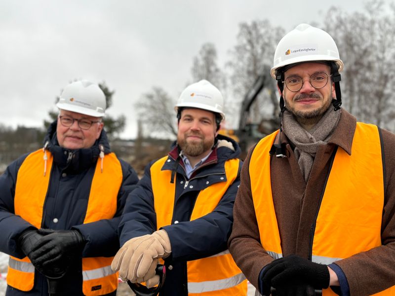 Från vänster Peter Vestberg (M) ordförande i Lejonfastigheter, Jonatan Hermansson (S), ordförande i vård- och äldreomsorgsnämnden och Elias Aguirre (S), kommunalråd och ordförande i barn- och ungdomsnämnden.