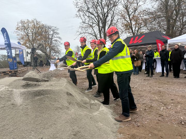 Första spadtaget togs av Niklas Borg (M), kommunstyrelsens förste vice ordförande i Linköpings kommun, Philip Venturi, vd för Wilzéns, Per Larsson, regionråd och ordförande i regionutvecklingsnämnden i Region Östergötland, Östergötlands landshövding Gunilla Svantorp, och Roger Altsäter, vd för AB Göta kanalbolag.