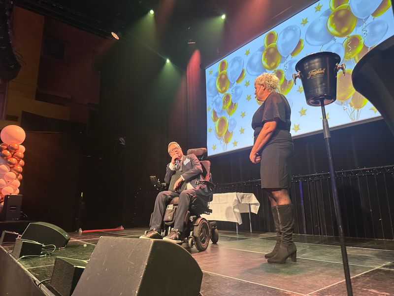 Årets utmärkelse går till Linköpings parasportförening. Stipendiet mottogs av Mattias Karlsson som har varit aktiv i Linköpings parasportförening sedan 1983. Till höger kommunstyrelsens ordförande Kristina Edlund (S).