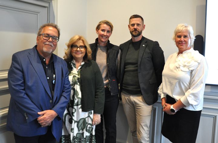 Från vänster Thomas Lidberg (S), kommunstyrelsens ordförande Åtvidabergs kommun, Birgitta Gunnarsson (C), 1:e vice ordförande i kommunstyrelsen Mjölby kommun, Katharina Segerstéen (M), kommunstyrelsens ordförande Kinda kommun, Mark Henriksson (M), kommunstyrelsens ordförande Motala kommun, Kristina Edlund (S), kommunstyrelsens ordförande Linköpings kommun.