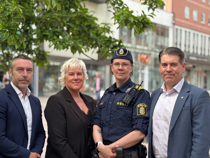 Från vänster Anders Fernemark, säkerhetschef, Kristina Edlund (S), kommunstyrelsens ordförande, Jonna Hedbrant, tf LPO-chef Lokalpolisområde Linköping, Niklas Borg (M), kommunstyrelsens vice ordförande.