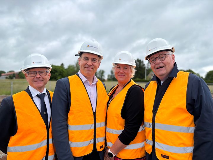 Från vänster: Ulf Lago, förbundsdirektör, Räddningstjänsten Östra Götaland, Niklas Borg (M), kommunstyrelsens vice ordförande, Kristina Edlund (S), kommunstyrelsens ordförande, Peter Vestberg (M), ordförande Lejonfastigheter.