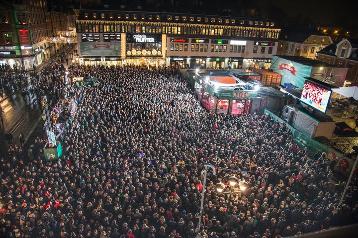 Fullt på Stora torget i Linköping 2015 när Musikhjälpen var på plats.