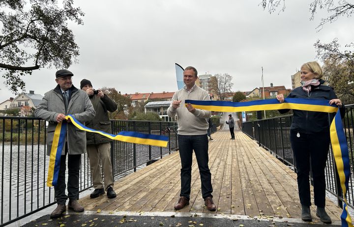 Stefan Erikson (M), kommunalråd och ordförande i samhällsbyggnadsnämnden, klipper bandet.