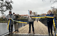 Stefan Erikson (M), kommunalråd och ordförande i samhällsbyggnadsnämnden, klipper bandet.