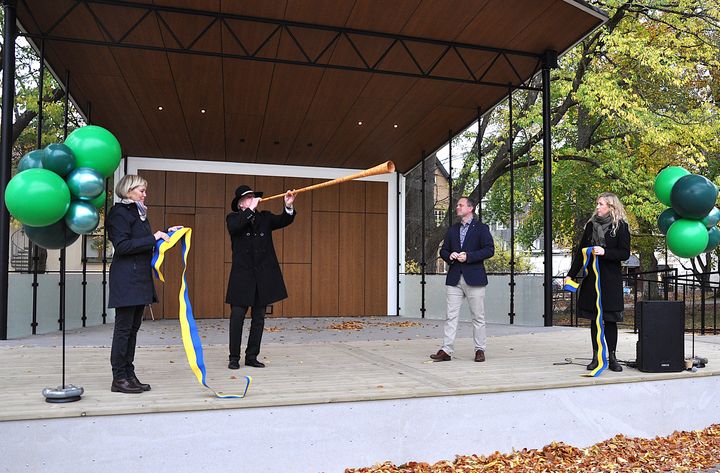 Invigning av den ombyggda scenen.