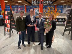 Offentlighetspriset 2025: IT- och digitaliseringschef Per-Johan Gelotte, stadsdirektör Daniel Broman, Jonas Morian (TU) och Therese Perner, informationssäkerhet- och dataskyddssamordnare samt portföljansvarig Digitaliseringsinitiativ.