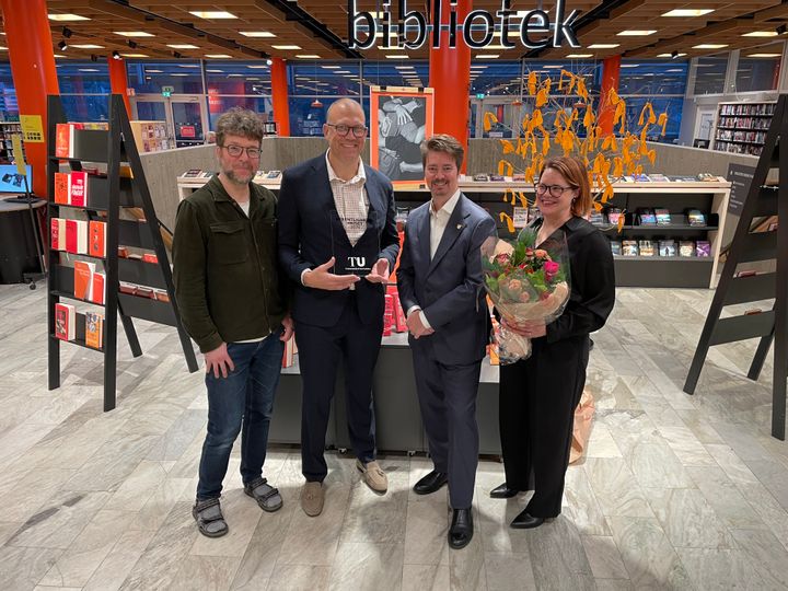 Offentlighetspriset%202025%3A%20IT-%20och%20digitaliseringschef%20Per-Johan%20Gelotte%2C%20stadsdirekt%F6r%20Daniel%20Broman%2C%20Jonas%20Morian%20%28TU%29%20och%20Therese%20Perner%2C%20informationss%E4kerhet-%20och%20dataskyddssamordnare%20samt%20portf%F6ljansvarig%20Digitaliseringsinitiativ.
