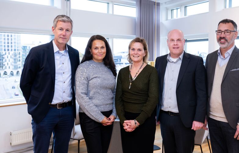 Från vänster: Peter Ek (Kanonaden Entreprenad Mälardalen), Anna Svensson (Hitachi Energy), Lotta Medelius-Bredhe (Svenska kraftnät), Tobias Hansson (Hitachi Energy) och Per Eckemark (Svenska kraftnät)